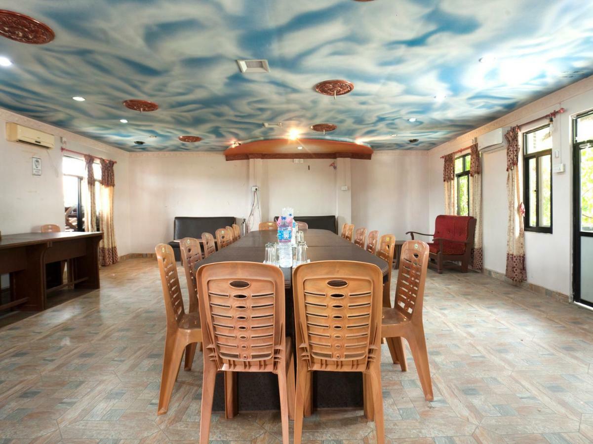 Spot On 486 Hotel Holy Lodge Sauraha Esterno foto