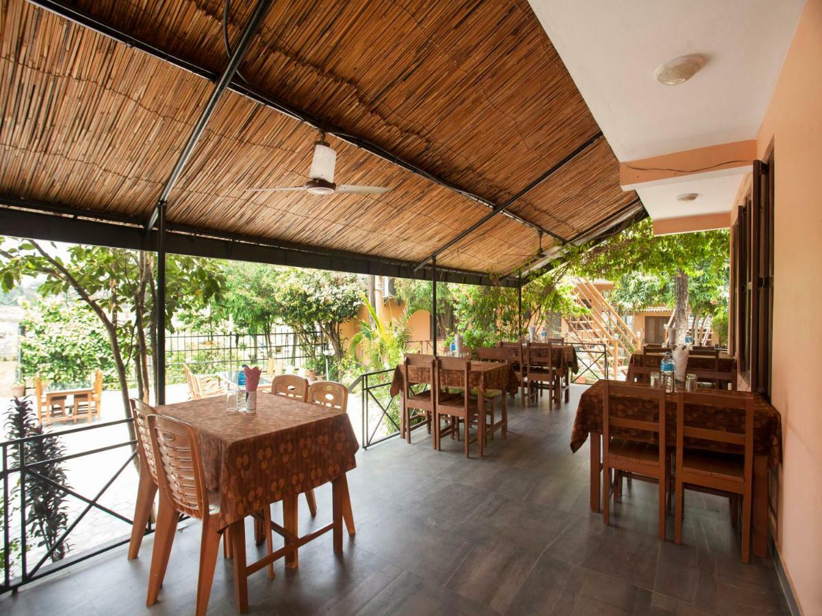 Spot On 486 Hotel Holy Lodge Sauraha Esterno foto