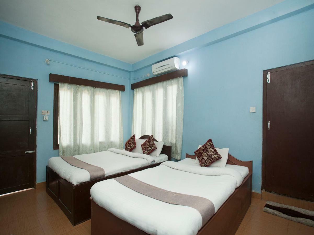 Spot On 486 Hotel Holy Lodge Sauraha Esterno foto
