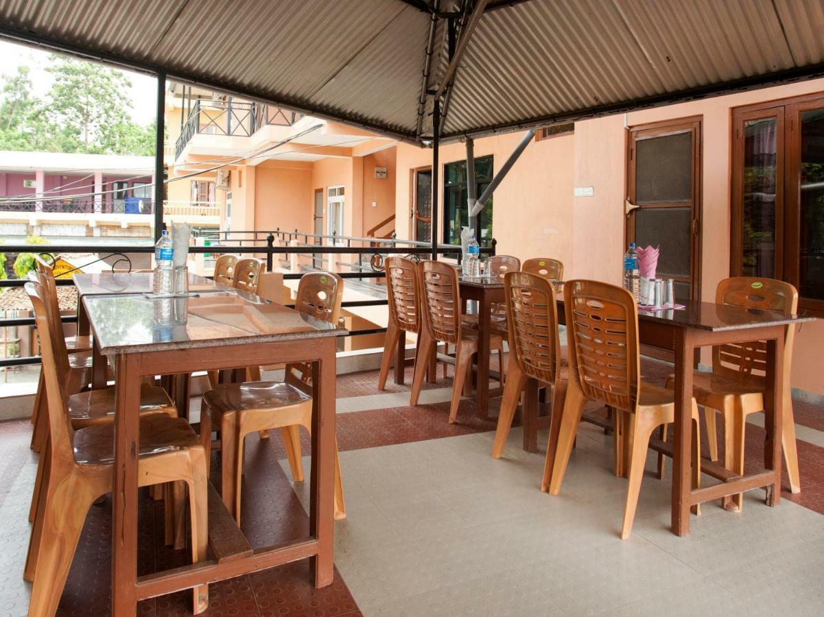 Spot On 486 Hotel Holy Lodge Sauraha Esterno foto