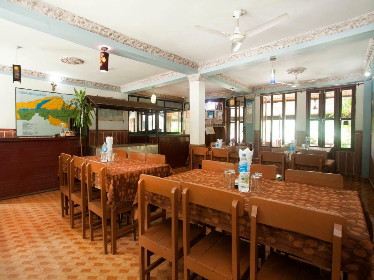 Spot On 486 Hotel Holy Lodge Sauraha Esterno foto