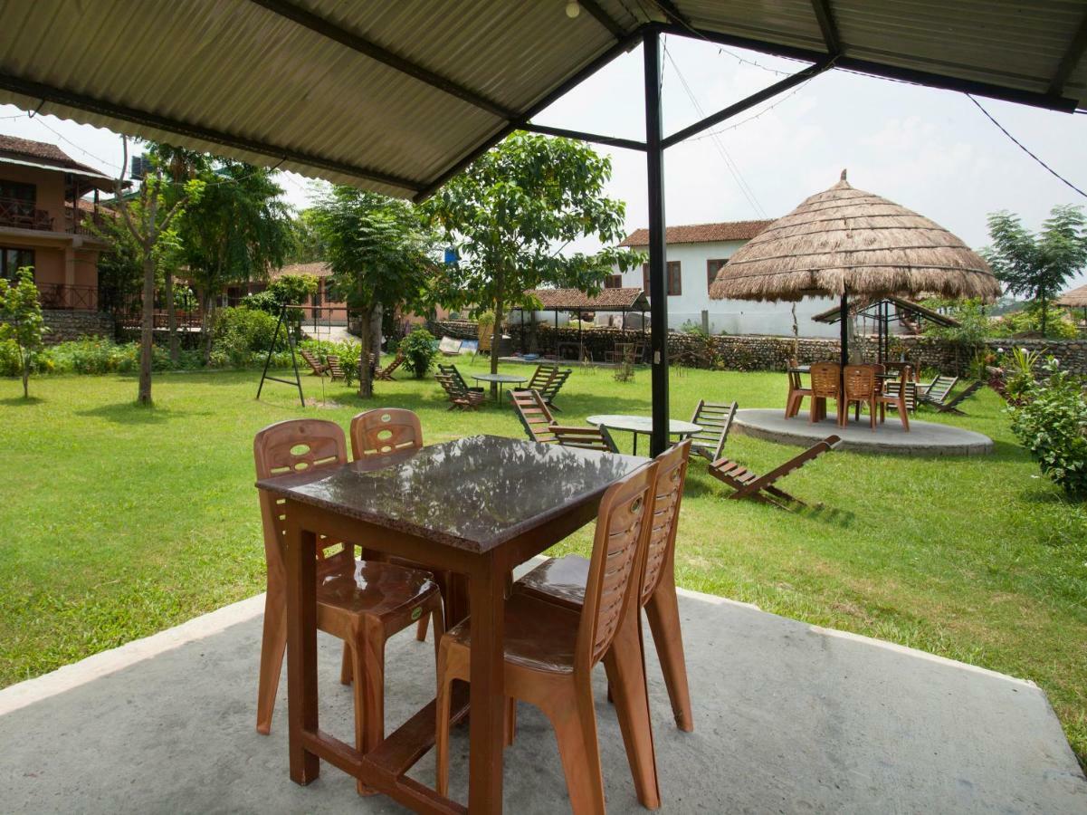 Spot On 486 Hotel Holy Lodge Sauraha Esterno foto