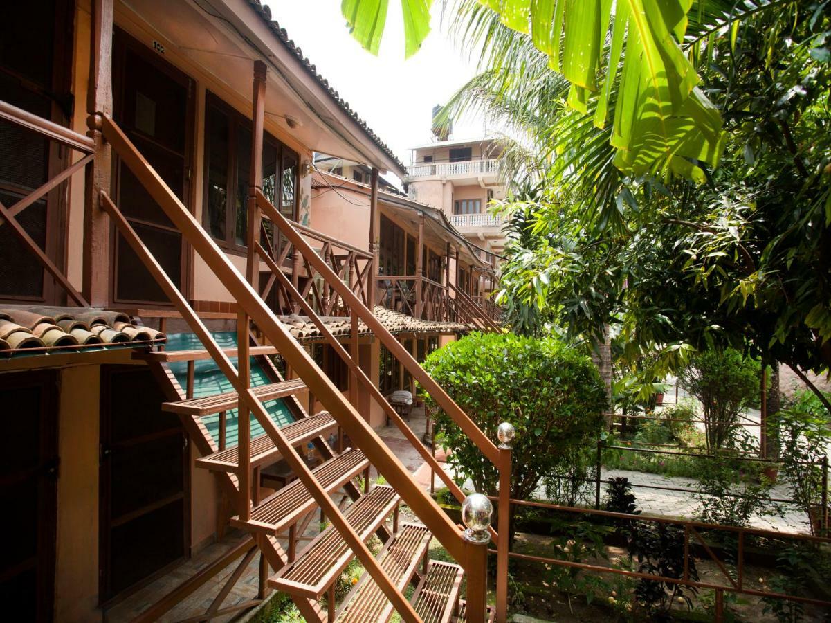 Spot On 486 Hotel Holy Lodge Sauraha Esterno foto