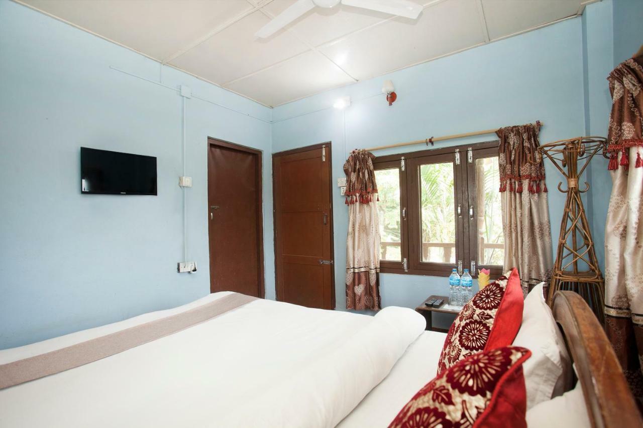Spot On 486 Hotel Holy Lodge Sauraha Esterno foto