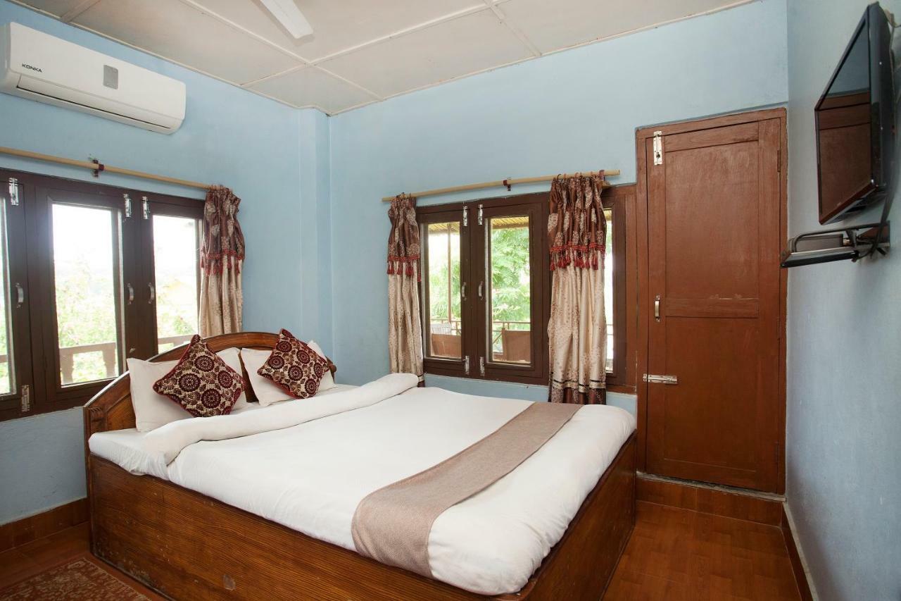 Spot On 486 Hotel Holy Lodge Sauraha Esterno foto